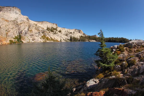 Mañana de otoño despejada. Pintoresco lago en las montañas —  Fotos de Stock