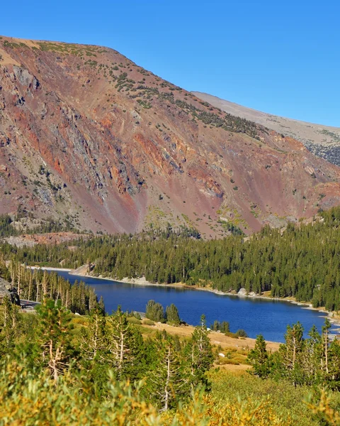 Красная гора и голубое озеро Тиога — стоковое фото