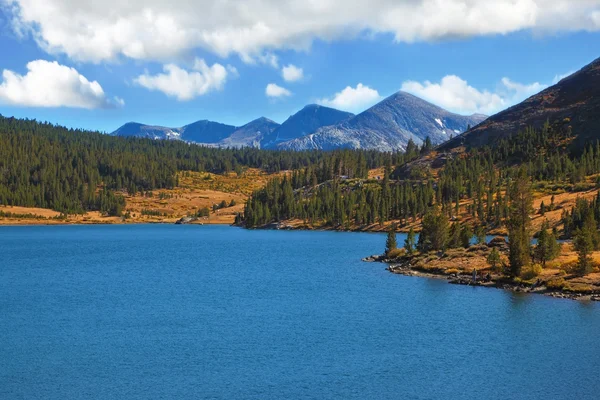 De toppen van de bergen en azuurblauwe lake — Stockfoto