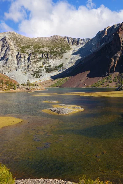 Otoño mediodía en el lago en el parque Yosemite —  Fotos de Stock