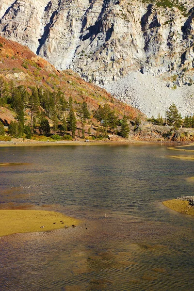 Charmoso lago Ellery em Yosemite . — Fotografia de Stock