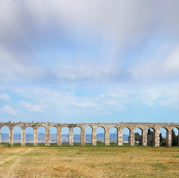 Flying clouds over aqueduct — Stock Photo, Image