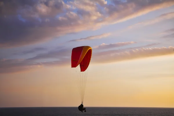 上一次日落操作的降落伞 — 图库照片
