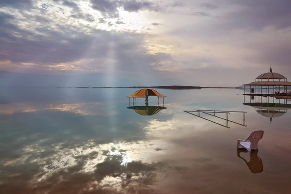 Il pittoresco gazebo per bagnanti e raggi del sole — Foto Stock