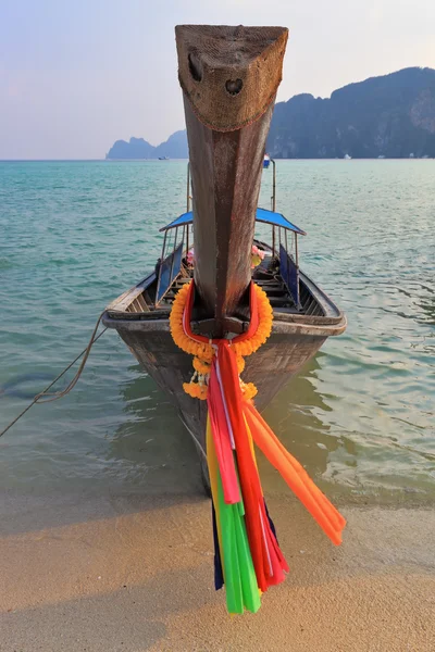 Barca turistica thailandese arancione ormeggiata sulla spiaggia — Foto Stock