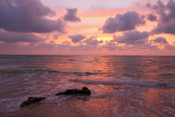 ピンクの雲と水の反射 — ストック写真