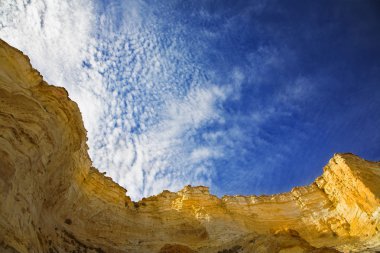 Kuru kum taşı bir kanyon kenarlarını