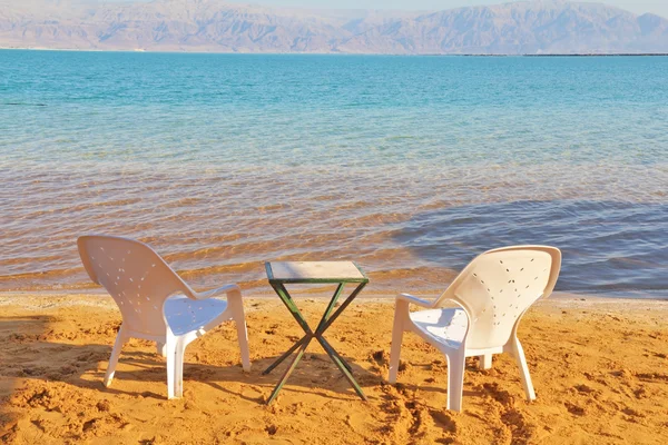 Παραλία καρέκλες και ένα τραπέζι αναμονή τους τουρίστες — Φωτογραφία Αρχείου