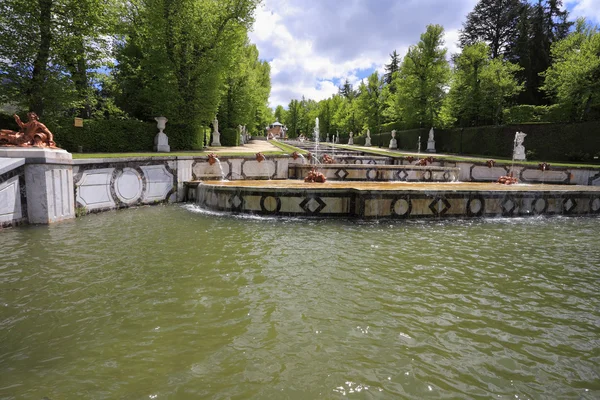 พระราชวังที่งดงามและสวนสาธารณะในสไตล์คลาสสิก — ภาพถ่ายสต็อก