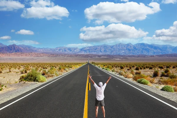 The enthusiastic tourist welcomes midday on great American road — Stock Photo, Image