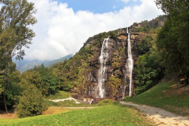 Kuzey İtalya'nın dağlarında çift falls