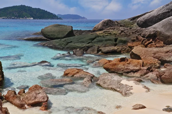 Vackra klippor och azurblå vatten — Stockfoto