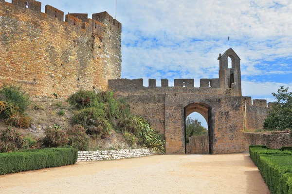 Kraftfulla skyddande mur runt parken kloster — Stockfoto