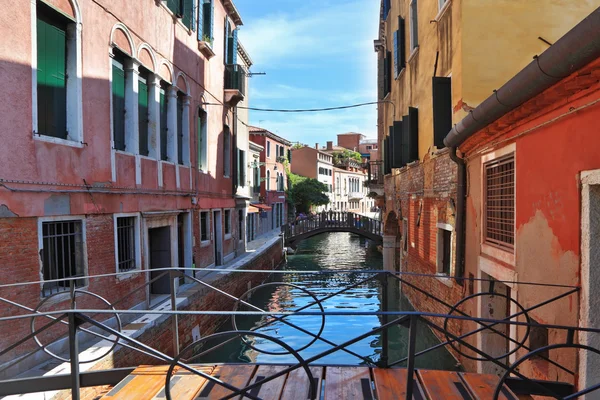 Den lätt träbro genom venetiansk kanal — Stockfoto