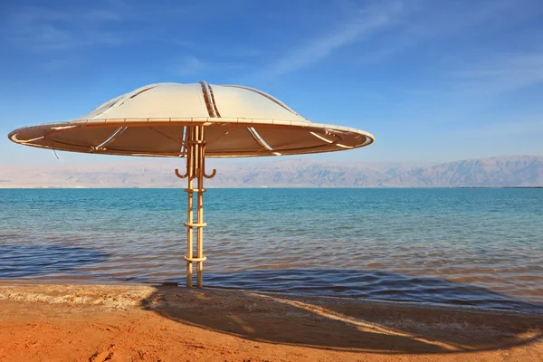 Μια παραλία στην ακτή της Νεκράς θάλασσας — Φωτογραφία Αρχείου