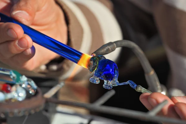 The glass blower produces a figure of an elephant from glass. — Stock Photo, Image
