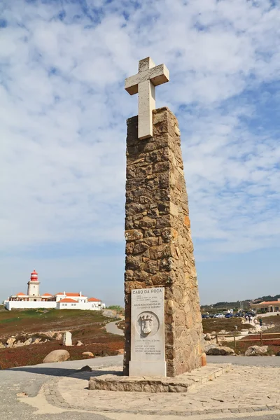 Leuchtturm und Obelisk mit einem großen weißen Kreuz — Stockfoto