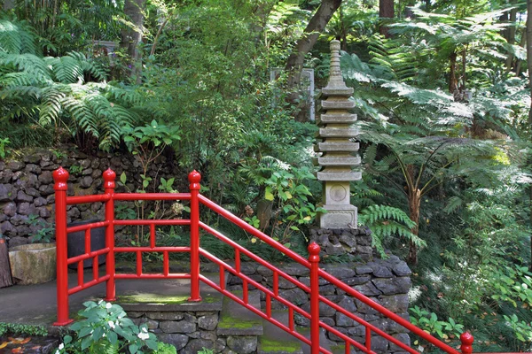 La barandilla roja de estilo chino a lo largo de las escaleras —  Fotos de Stock