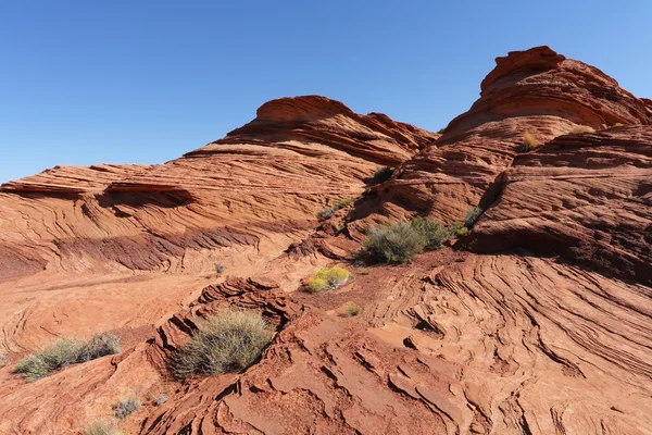 Pittoreska former klippor av röd sandsten. — Stockfoto