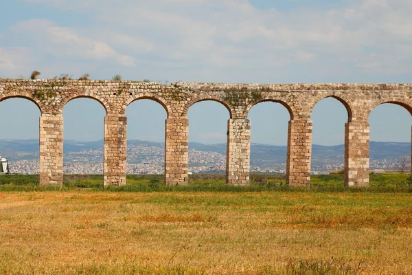 Acquedotto antico romano perfettamente conservato — Foto Stock