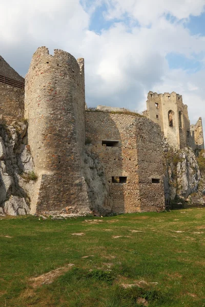 Die mittelalterliche Burg in der Slowakei — Stockfoto