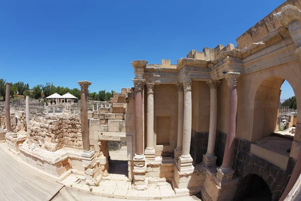 Colonnes de pierre dans l'amphithéâtre romain — Photo