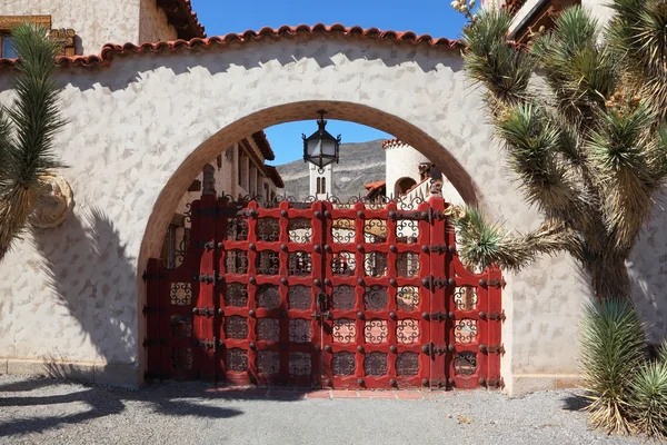 ประตูสีแดงที่สวยงาม — ภาพถ่ายสต็อก