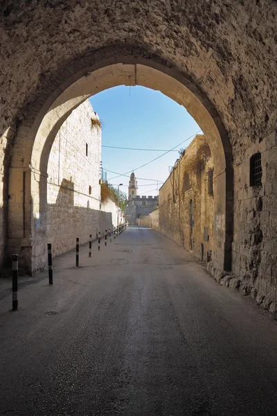 Arco e rua estreita na eterna Jerusalém — Fotografia de Stock