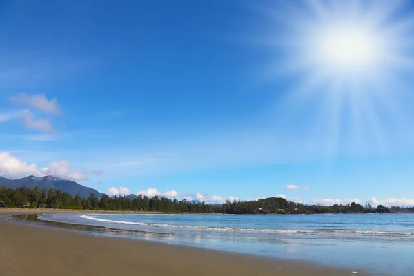 På Stilla havet stranden ligger sand våt vågor — Stockfoto