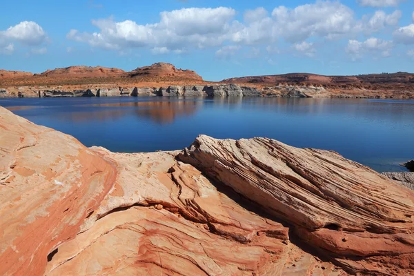 A água azul brilhante de Antelope Canyon na Reserva Navajo — Fotografia de Stock