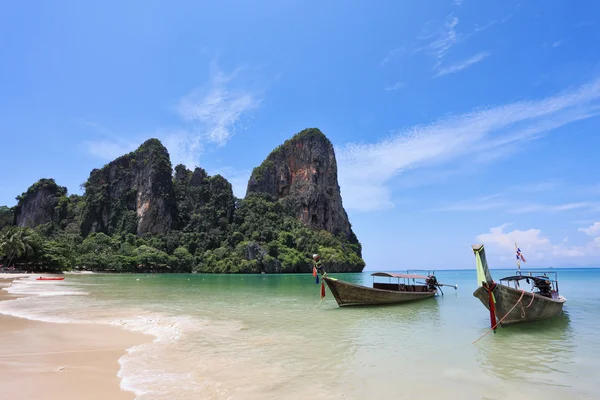 Две лодки Longtail на пляже в Таиланде — стоковое фото
