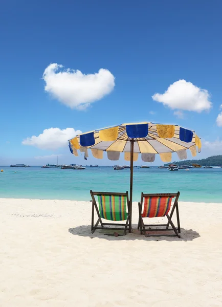 Elegantes espreguiçadeiras de praia na praia perto de Krabi — Fotografia de Stock