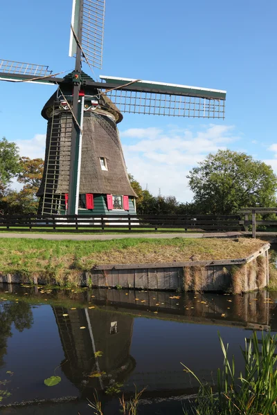 O antigo moinho de vento — Fotografia de Stock