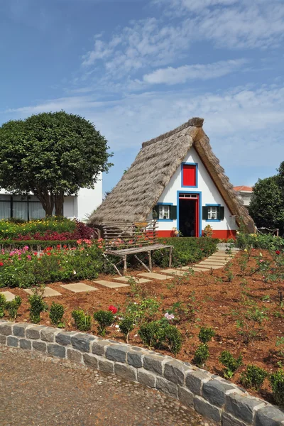 Útulná chata s trojúhelníkovým střechou — Stock fotografie