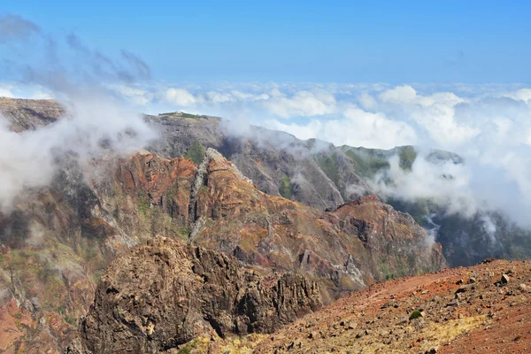 Por el fuerte viento en las montañas de Madeira nubes voladoras — Foto de Stock