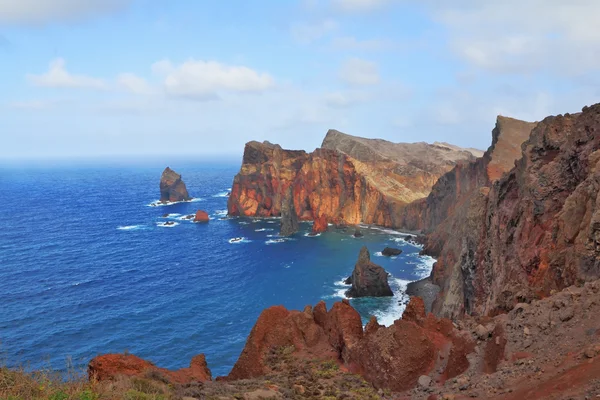 Röda klippor och blått hav — Stockfoto