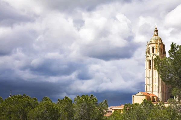 Torre di una cattedrale a Segovia — Foto Stock