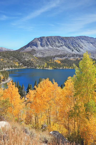 在优胜美地国家公园中的蓝色湖泊 — 图库照片