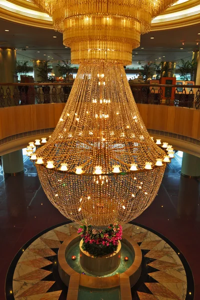 巨大的华丽水晶吊灯 — 图库照片