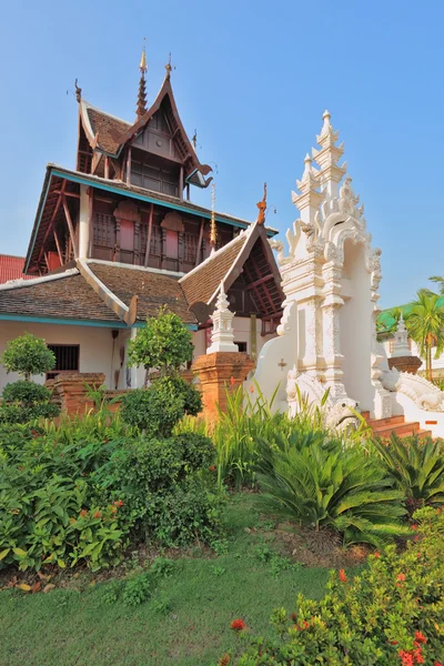 Le temple est entouré d'un parc tropical fin — Photo