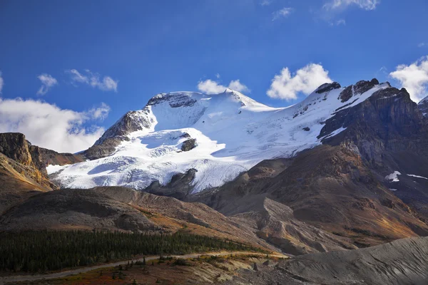 I ghiacciai e le piste da neve illuminate dal sole — Foto Stock