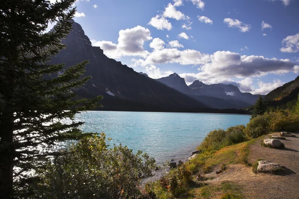 Lago esmeralda pitoresco em montanhas — Fotografia de Stock