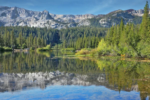 Un joli lac peu profond en Californie — Photo
