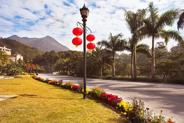 stock image Modern lantern and traditional red lanterns in the Chinese park