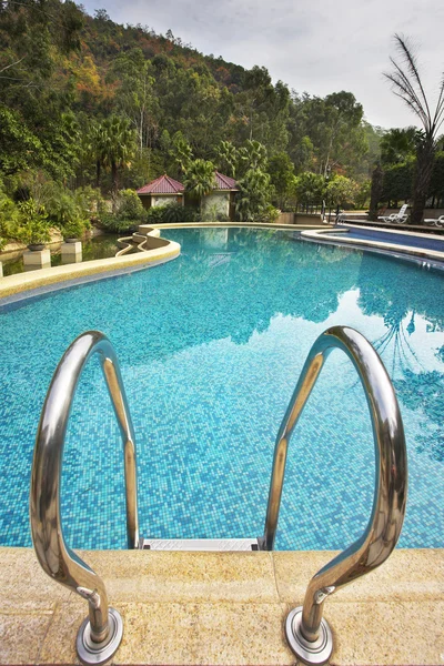 Pool mit reinem transparentem Wasser und Handlauf — Stockfoto