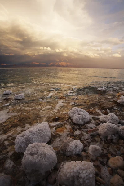 The spring thunder-storm. The coastal stones covered by salty ad — Stock Photo, Image