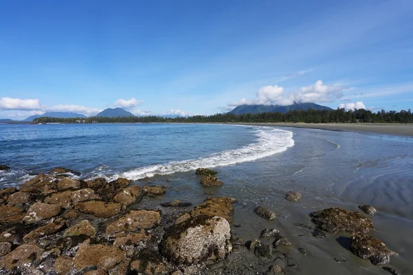 Isla Vancouver. En la playa del Pacífico comienza la marea —  Fotos de Stock