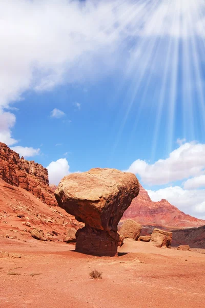 Caldo sole di mezzogiorno illumina una pietra gigante — Foto Stock