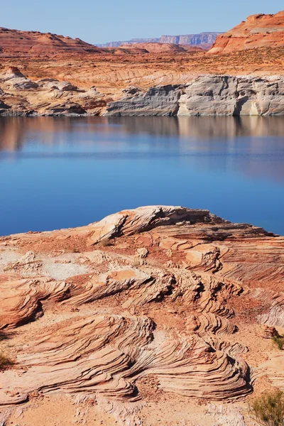 붉은 사암과 바다의 사막a vörös homokkő és a víz a sivatagban. — 스톡 사진