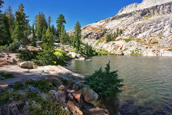 Kamienistym wybrzeżu jeziora górskie — Zdjęcie stockowe